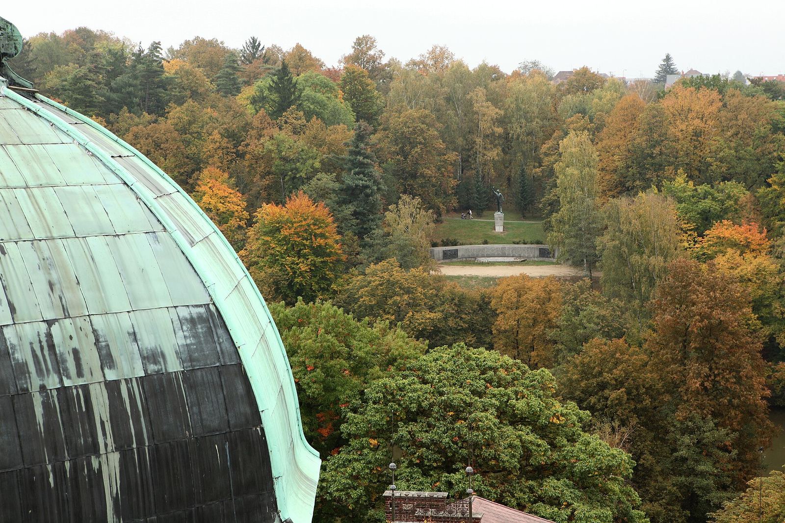 Park Budoucnost — pomník a upravená mýtina mezi podzimními stromy